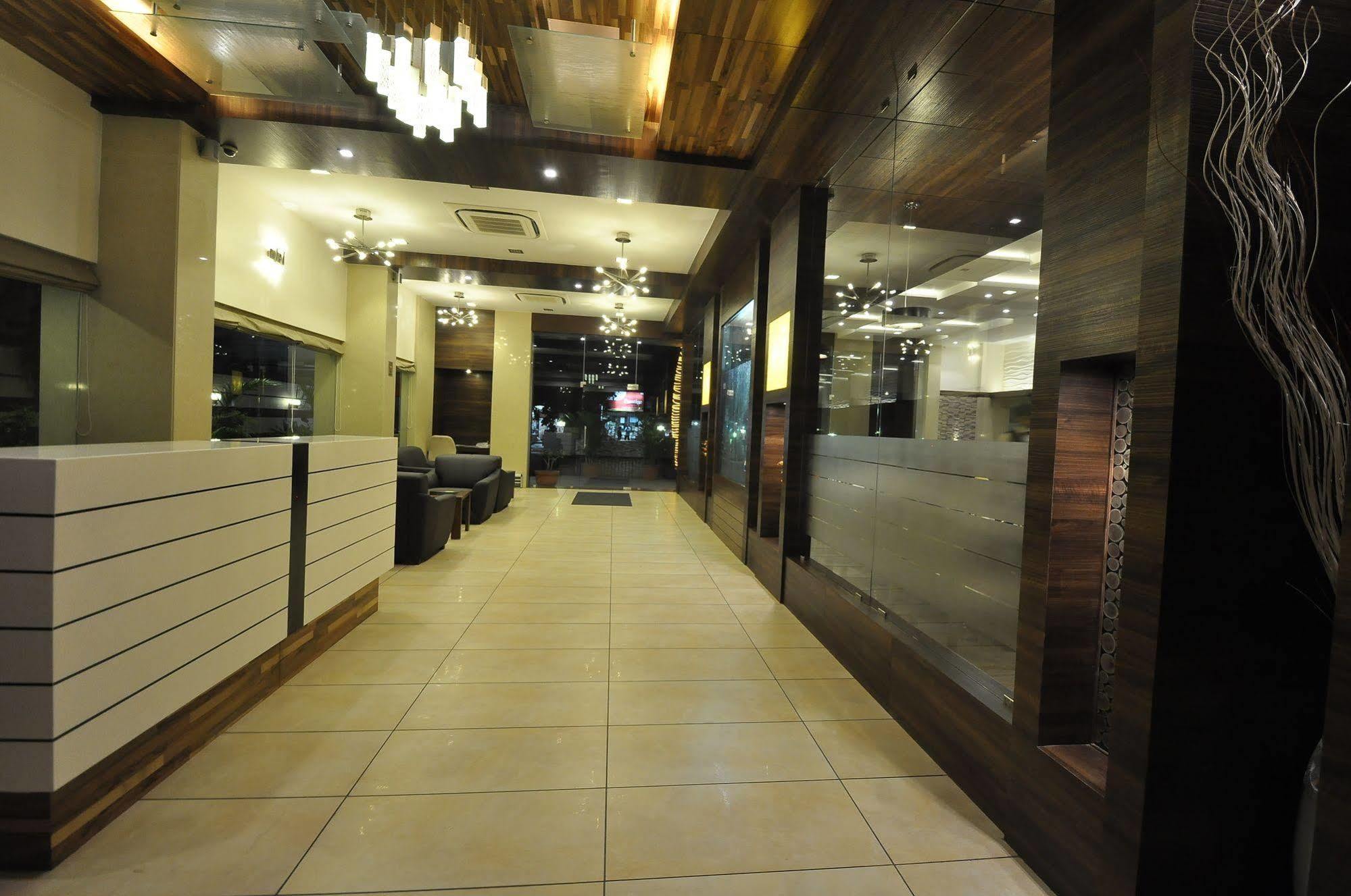 Le Grande Residency -Unmarried Couples Are Not Allowed Ahmedabad Exterior foto